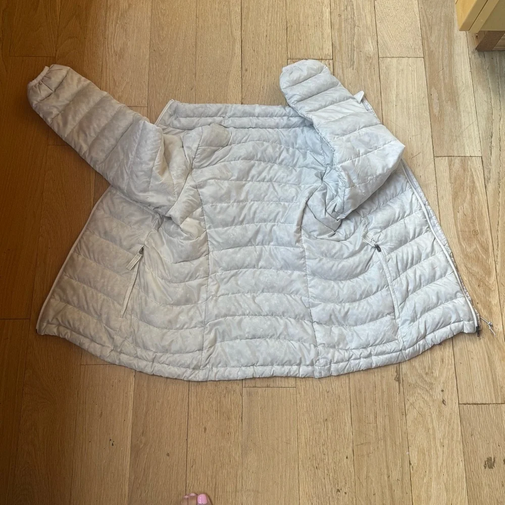 Patagonia White Puffer Jacket with Quilted Design, Pockets and Collar